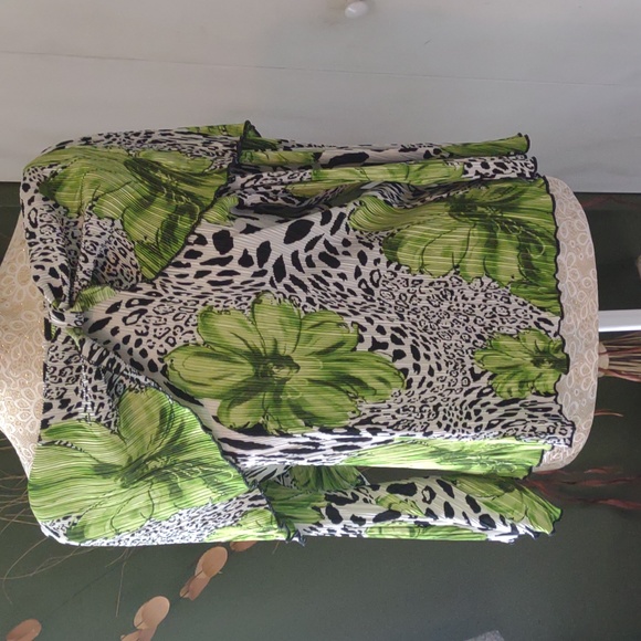 Dress Barn floral animal print top. Size medium. - Picture 1 of 12